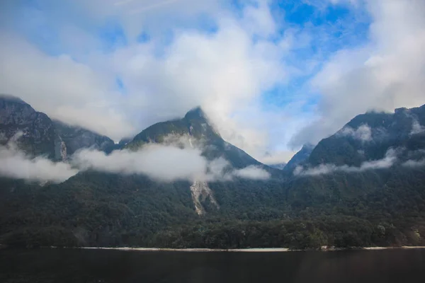 Сомнительный круиз Sound - пересечение озера Манапури, прежде чем перейти к реальным звукам, Национальный парк Фьордленд, Южный остров, Новая Зеландия — стоковое фото
