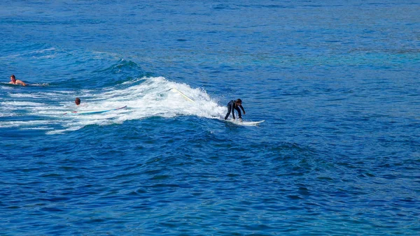 Surfers nauczyć się surfować w Margaret River, Zachodnia Australia — Zdjęcie stockowe