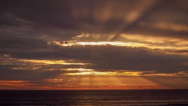 Hermoso atardecer colorido en la playa en Margaret River, Australia Occidental — Foto de Stock