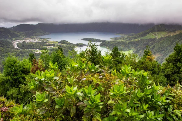 Uitzicht over "Lagoa das Sete Cidades" vanuit Vista do Rei uitkijkpunt op een bewolkte dag, Sao Miguel Island, Azoren, Portugal — Stockfoto