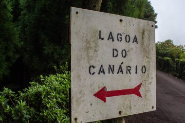 Lagoa Do Canario, Sao Miguel Island, Azores, Portekiz yönünü gösteren işaret