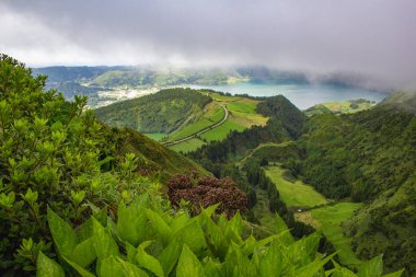 bulutlu bir günde pitoresk Sete Cidadas ünlü görünümü, Sao Miguel Adası, Azores, Portekiz