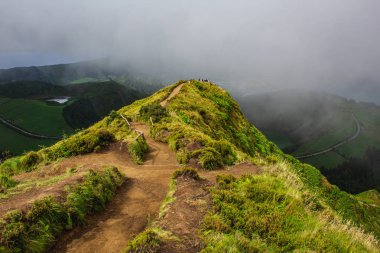 bulutlu bir günde pitoresk Sete Cidadas ünlü görünümü, Sao Miguel Adası, Azores, Portekiz