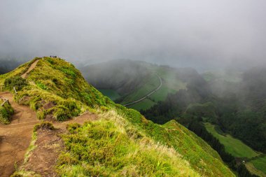 bulutlu bir günde pitoresk Sete Cidadas ünlü görünümü, Sao Miguel Adası, Azores, Portekiz