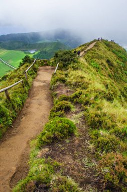 bulutlu bir günde pitoresk Sete Cidadas ünlü görünümü, Sao Miguel Adası, Azores, Portekiz