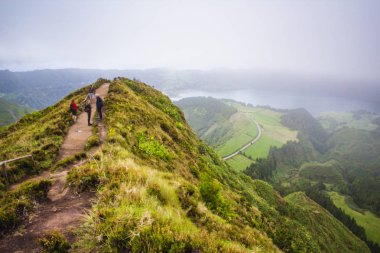 bulutlu bir günde pitoresk Sete Cidadas ünlü görünümü, Sao Miguel Adası, Azores, Portekiz