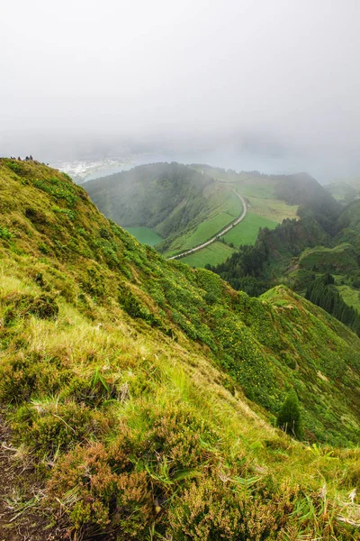 Famosa vista das pitorescas Sete Cidadas num dia nublado, Ilha de São Miguel, Açores, Portugal — Fotografia de Stock