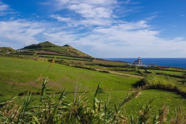 Miradouro da Ilha Sabrina farol da Ponta da Ferraria deniz feneri görünümü, Sao Miguel Adası, Azores, Portekiz