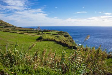 Miradouro da Ilha Sabrina farol da Ponta da Ferraria deniz feneri görünümü, Sao Miguel Adası, Azores, Portekiz