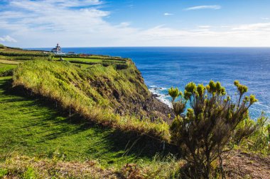 Miradouro da Ilha Sabrina farol da Ponta da Ferraria deniz feneri görünümü, Sao Miguel Adası, Azores, Portekiz