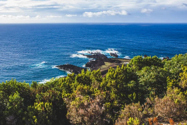 Naturskön utsikt över havet och klipporna i vattnet på Sao Miguel Islands västkust, Azorerna, Portugal — Stockfoto