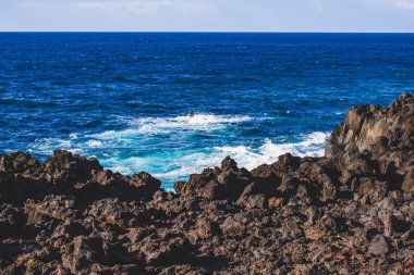Sao Miguel Adası'nın batı kıyısında kayalık kıyı şeridi, Azores, Portekiz