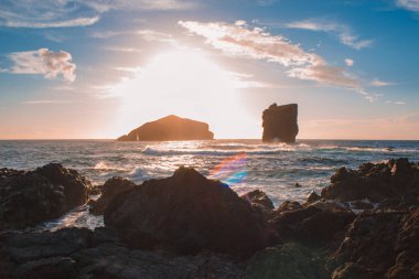 Ponta do Castelo'dan görünüm, Sao Miguel Adası'nın batı kıyısındaki kayalık kıyı şeridi, Azores, Portekiz
