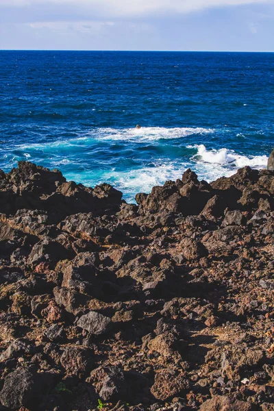 Skaliste wybrzeże na zachodnim wybrzeżu wyspy Sao Miguel, Azory, Portugalia — Zdjęcie stockowe