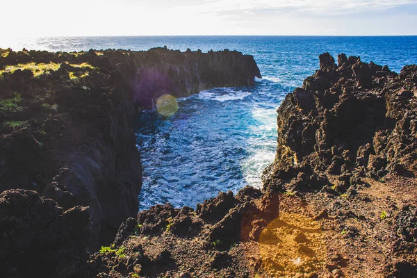 Costa rocciosa sulla costa occidentale dell'isola di Sao Miguel, Azzorre, Portogallo — Foto Stock