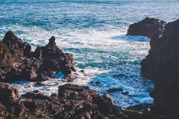 скалистое побережье на западном побережье острова Сан-Мигель, Азорские острова, Португалия
