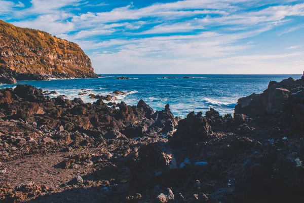 葡萄牙亚速尔群岛圣米格尔岛西海岸的岩石海岸线 — 图库照片