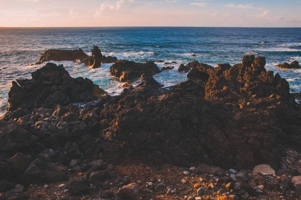 Widok z Ponta do Castelo, skaliste wybrzeże na zachodnim wybrzeżu wyspy Sao Miguel, Azory, Portugalia — Zdjęcie stockowe