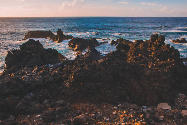 вид с Понта-ду-Каштелу, скального побережья на западном побережье острова Сао-Фалуэль, Азорские острова, Португалия
