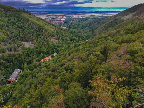 Vista para a cidade de Ilsenburg do ponto de vista de Ilsenstein, em Harz Mounta — Fotografia de Stock