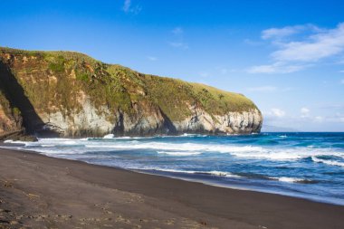 Areal de Santa Barbara - Sao Miguel Adası, Azores, Portekiz kuzey kıyısında oldukça siyah kum plaj