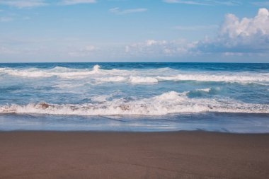 Portekiz'de Azores güzel mavi okyanus ve siyah kum plaj