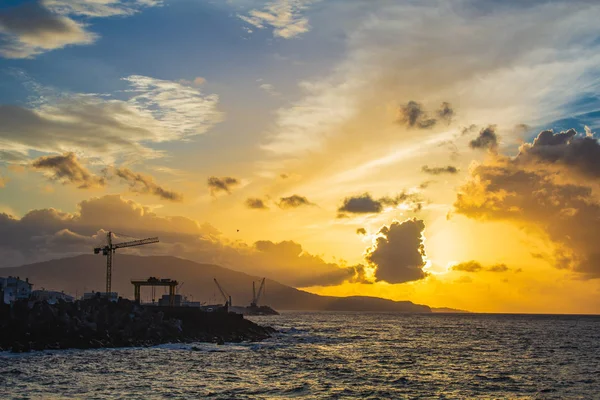 Magnifique lever de soleil doré au port de Ponta Delgada, île de Sao Miguel, Açores, Portugal — Photo