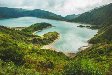 Sao Miguel, Azores, Portekiz 'deki Lagoa do Fogo gölünün güzel manzarası.