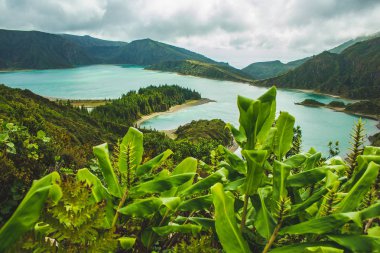 Sao Miguel, Azores, Portekiz 'deki Lagoa do Fogo gölünün güzel manzarası.