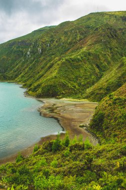 Sao Miguel, Azores, Portekiz 'deki Lagoa do Fogo gölünün güzel manzarası.