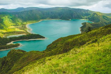 Sao Miguel, Azores, Portekiz 'deki Lagoa do Fogo gölünün güzel manzarası.