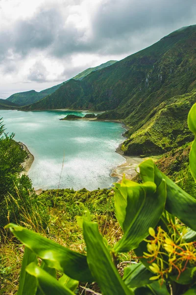 Bela vista do lago Lagoa do Fogo na ilha de São Miguel, Açores, Portugal — Fotografia de Stock