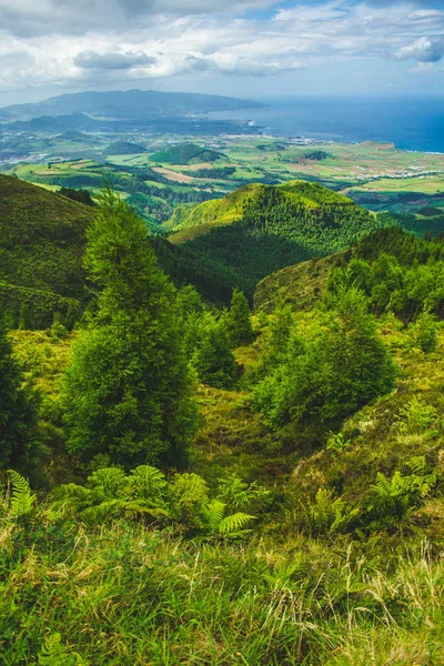 Bela vista da paisagem verde na ilha de São Miguel, Açores, Portugal — Fotografia de Stock
