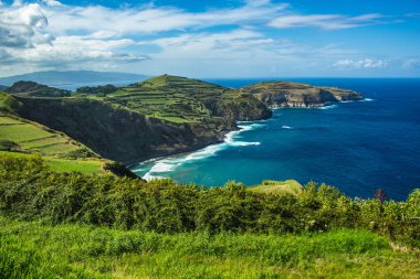 Sao Miguel Adası, Azores, Portekiz, Santa Iria 'dan nefis bir kıyı şeridi manzarası.