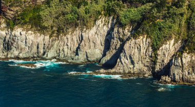 Sao Miguel Adası, Azores, Portekiz, Santa Iria 'dan nefis bir kıyı şeridi manzarası.