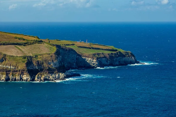 Impresionante vista de la costa desde el mirador de Santa Iria en la isla de Sao Miguel, Azores, Portugal — Foto de Stock