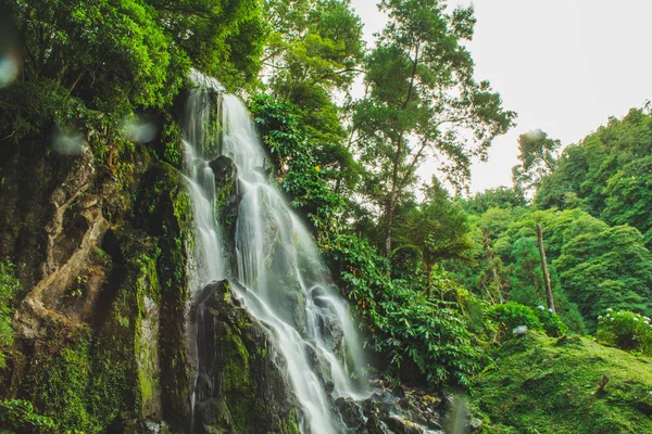 Parque Natural da Ribeira dos Caldeiroes, Sao Miguel, Azores, Portekiz 'deki en büyük şelale.