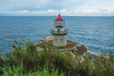 Sao Miguel Adası, Azores, Portekiz 'de Nordeste yakınlarındaki Deniz feneri Arnel' i