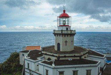 Sao Miguel Adası, Azores, Portekiz 'de Nordeste yakınlarındaki Deniz feneri Arnel' i