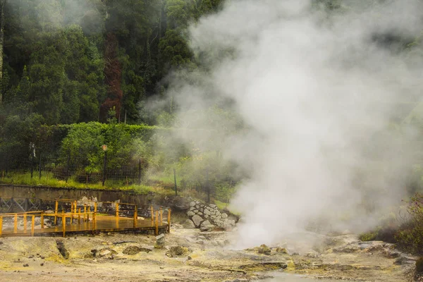 Actividad geotérmica en el pueblo de Furnas, Sao Miguel, Azores, Portugal — Foto de Stock