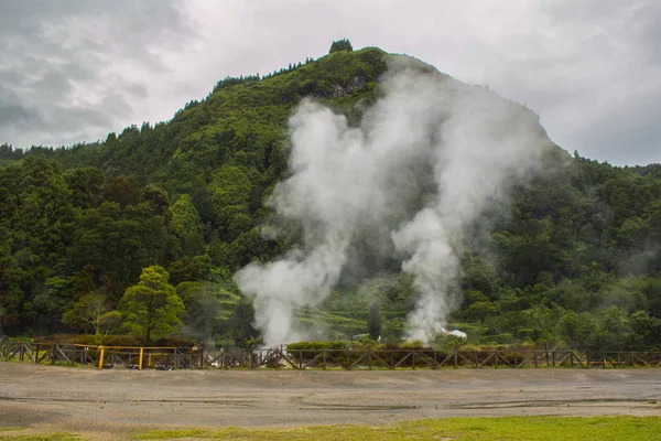 Actividad geotérmica en el pueblo de Furnas, Sao Miguel, Azores, Portugal — Foto de Stock