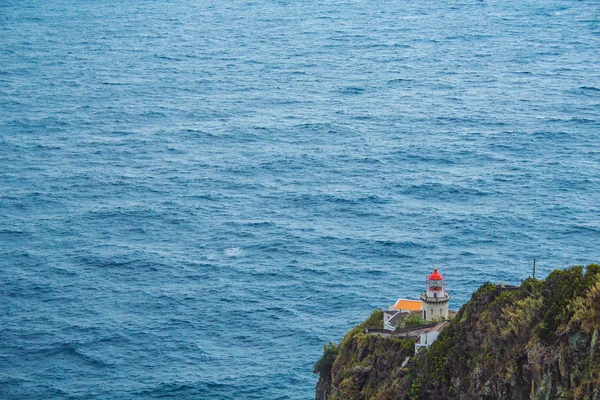 ポルトガルのアゾレス諸島サンミゲル島の北西にある灯台アーネル — ストック写真