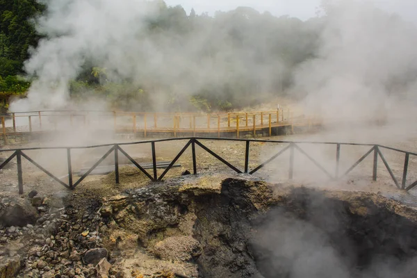 Actividad geotérmica en el pueblo de Furnas, Sao Miguel, Azores, Portugal — Foto de Stock