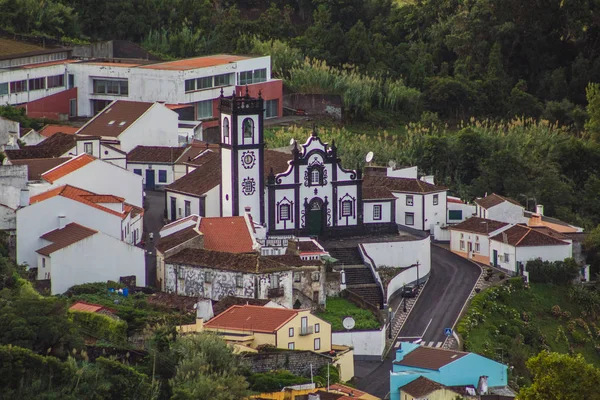 Vista da aldeia de Porto Formoso na ilha de São Miguel, Açores, Portugal — Fotografia de Stock