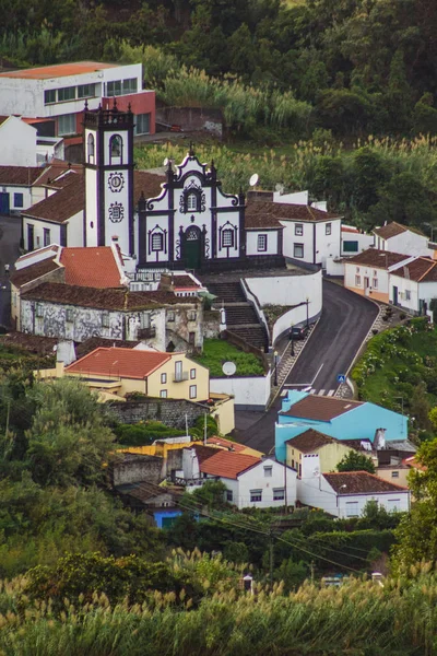 Vista da aldeia de Porto Formoso na ilha de São Miguel, Açores, Portugal — Fotografia de Stock