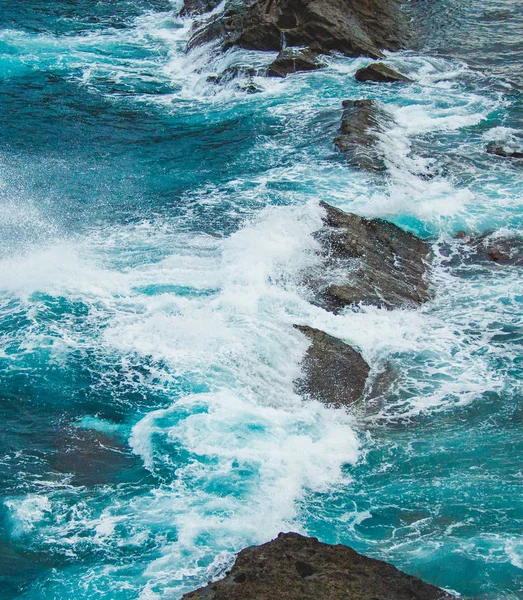 Rocas en el mar en la isla de Sao Miguel, Azores, Portugal — Foto de Stock