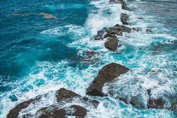 Скалы в море на острове Сан-Мигель, Азорские острова, Португалия — стоковое фото