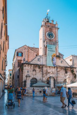Zadar, Hırvatistan - 24 Temmuz 2018: Eski Zadar kasabasındaki Halk Meydanı. İnsanlar restoranlarda gezinip yemeğin tadını çıkarıyorlar.