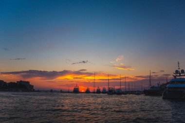 Hırvatistan 'ın Zadar limanındaki renkli günbatımında tekneler