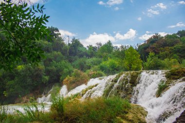 Krka Ulusal Parkı. Şelale ve vahşi manzara Hırvatistan 'ın ünlü turistik beldesinde